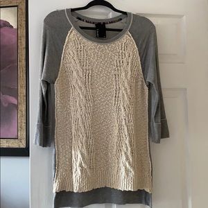 T-Shirt gray and cream sweater size XS